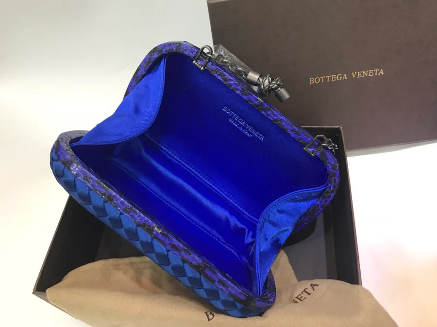 The latest and most popular Knot clutch from the 8651 counter is made of exquisite Japanese silk fabric with snakeskin piping. It looks elegant when worn cross-body or in the hand. It can also be carried by petite girls and can hold 2 iPhone X phones. Size: 20cm*12cm
